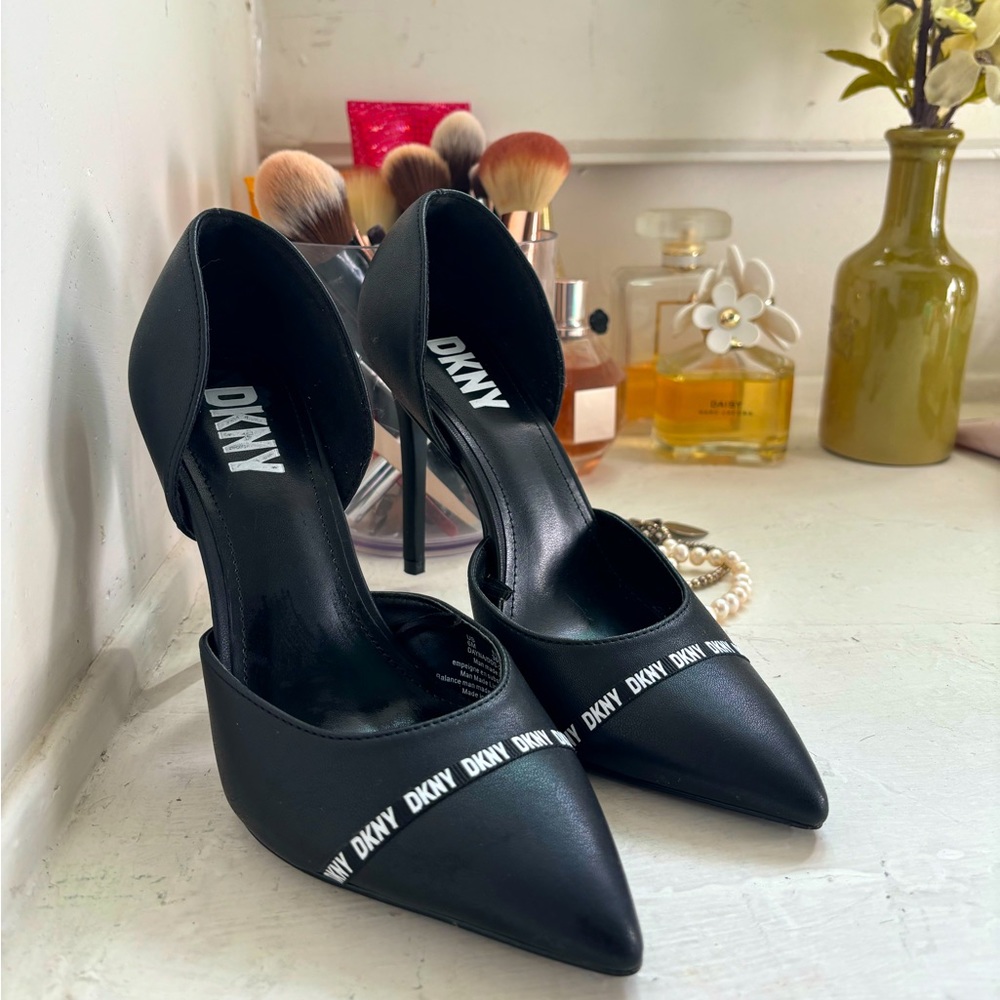 DKNY Rosetta Women’s Leather Logo Pump